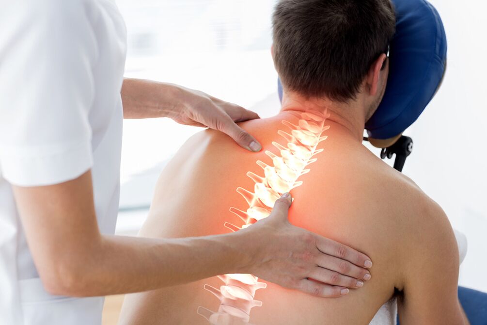 lekár skúma chrbát s hrudnou osteochondrózou